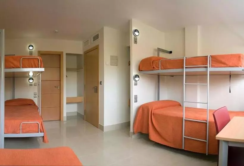 Vuode Makuusalissa, Albergue Inturjoven Sevilla