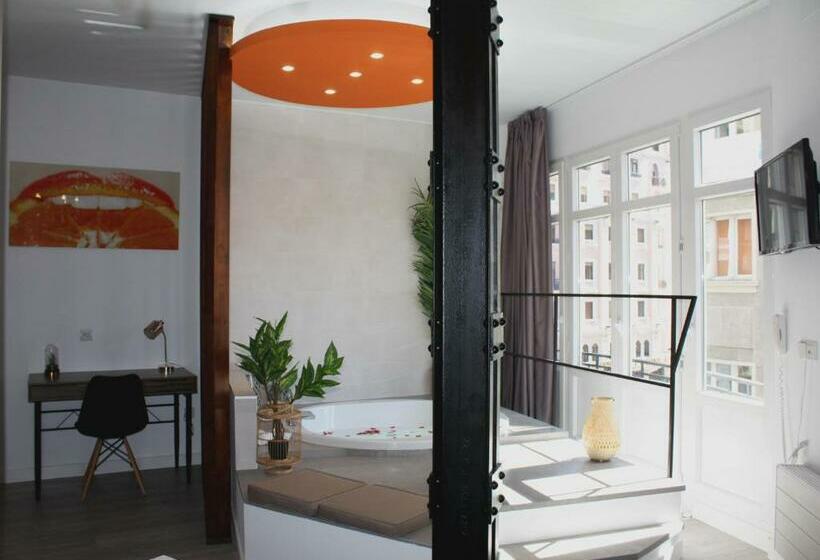 اتاق لوکس با وان آب گرم, Vitium Urban Suites