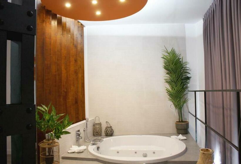 اتاق لوکس با وان آب گرم, Vitium Urban Suites