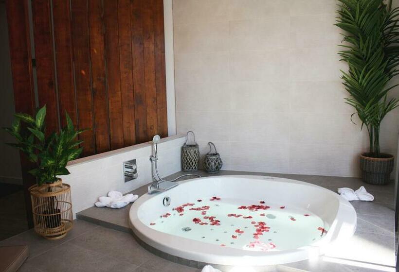 اتاق لوکس با وان آب گرم, Vitium Urban Suites