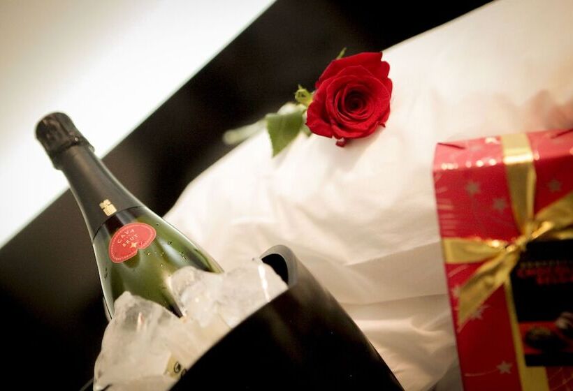 اتاق لوکس با وان آب گرم, Vitium Urban Suites