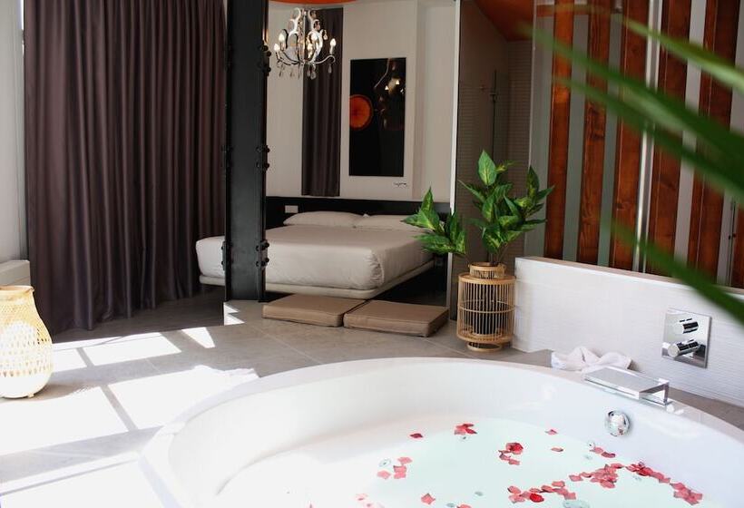 اتاق لوکس با وان آب گرم, Vitium Urban Suites