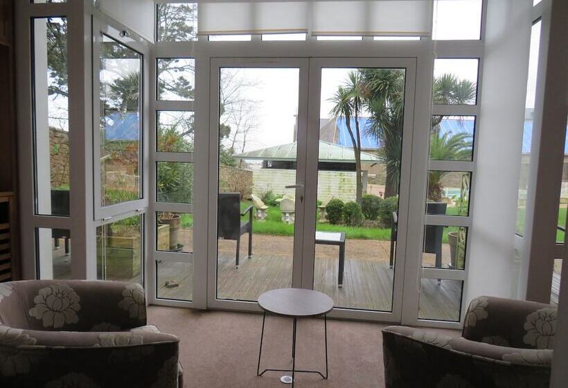 חדר סטנדרט לשלושה עם נוף לגינה, Clos De Vallombreuse, The Originals Relais