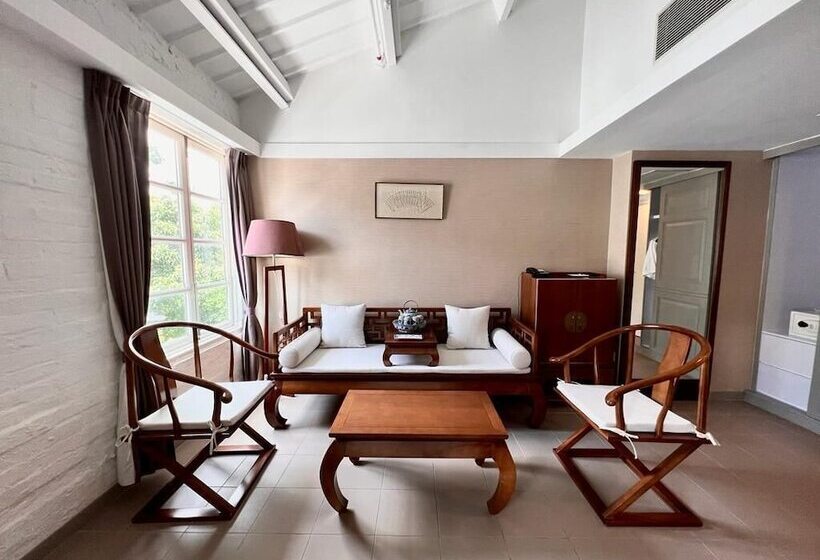 سوییت, Heritage Lodge