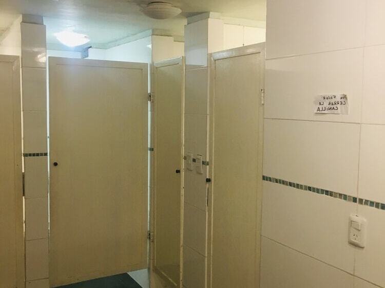 اتاق استاندارد سه تخته با سرویس بهداشتی مشترک, Chipre