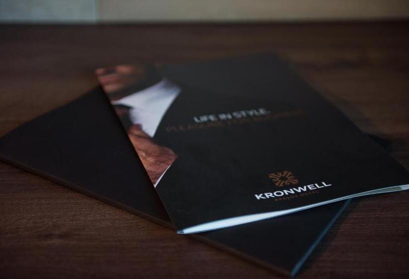 套房配有游泳池, Kronwell Brasov