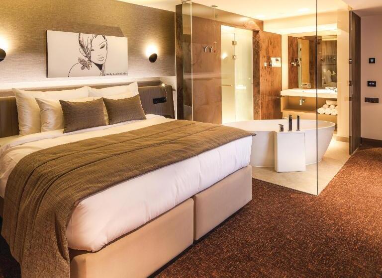 套房配有游泳池, Kronwell Brasov