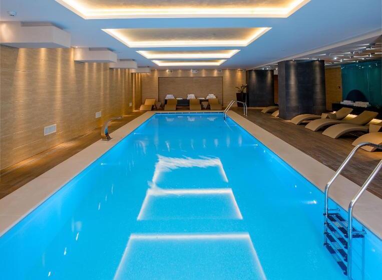 套房配有游泳池, Kronwell Brasov