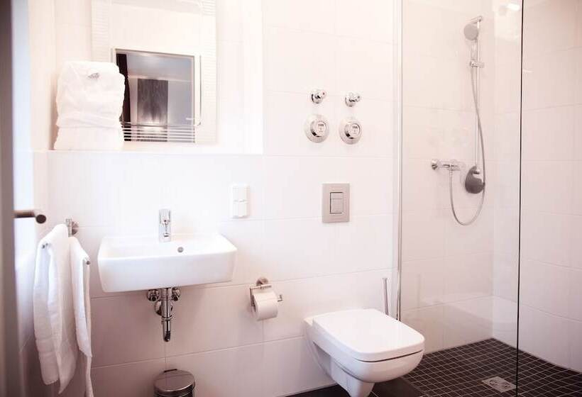 اتاق استاندارد سه نفره, Nikolai Residence