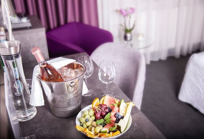 اتاق خانوادگی, Nikolai Residence