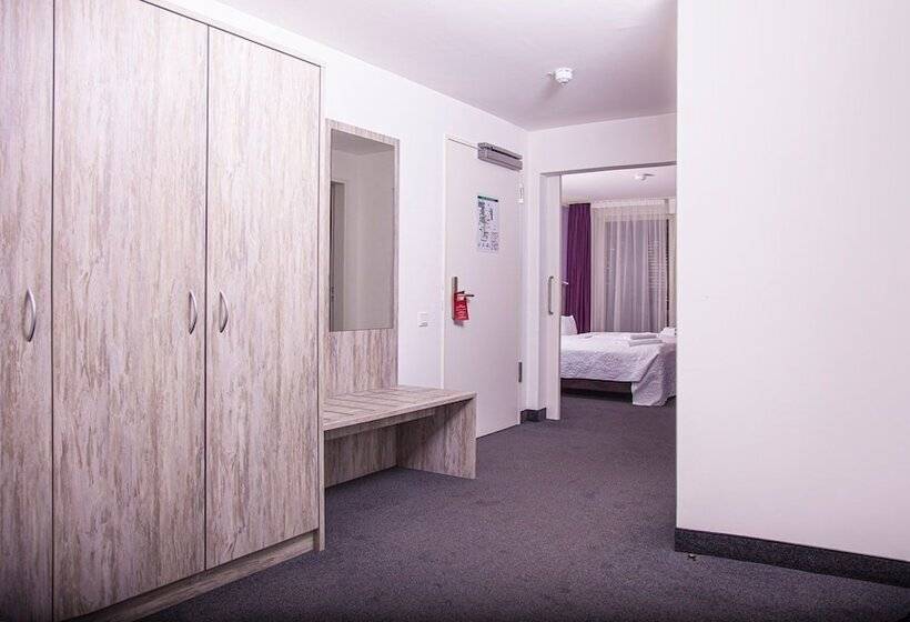 اتاق خانوادگی, Nikolai Residence