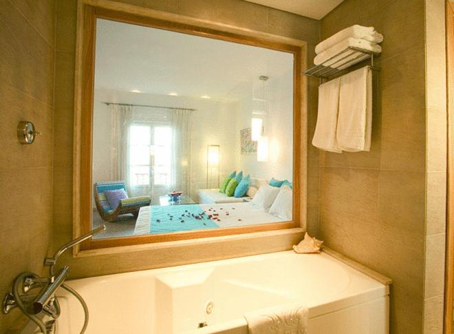 Номер Стандарт Трехместный, Petasos Beach Resort & Spa Small Luxury Hotels Of The World