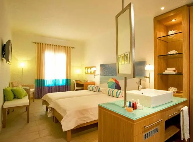 اتاق استاندارد سه نفره, Petasos Beach Resort & Spa   Small Luxury Hotels Of The World
