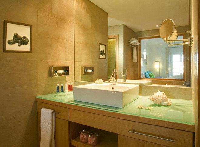 디럭스 룸, Petasos Beach Resort & Spa   Small Luxury Hotels Of The World