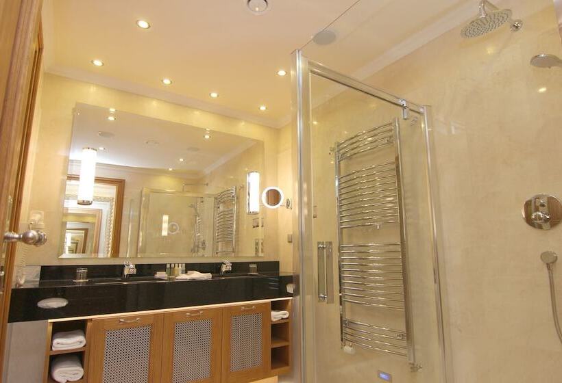 带两个卧室的复式公寓, Retro Riverside Wellness Resort