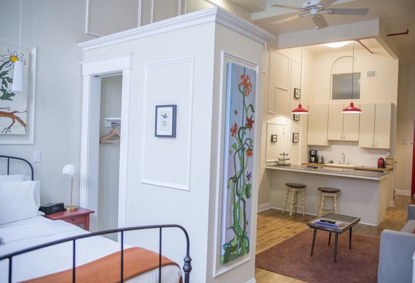 סוויטה, The Box House