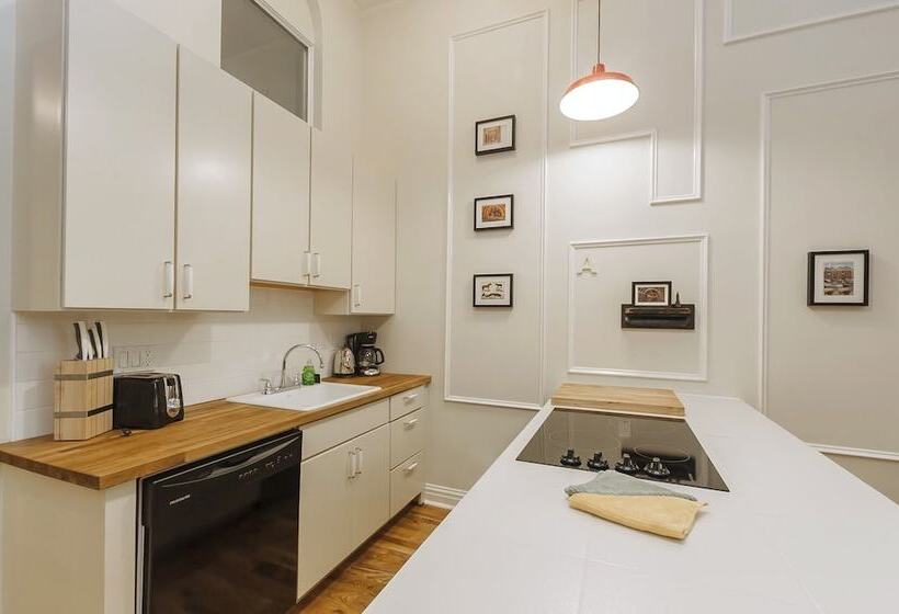 סוויטה, The Box House