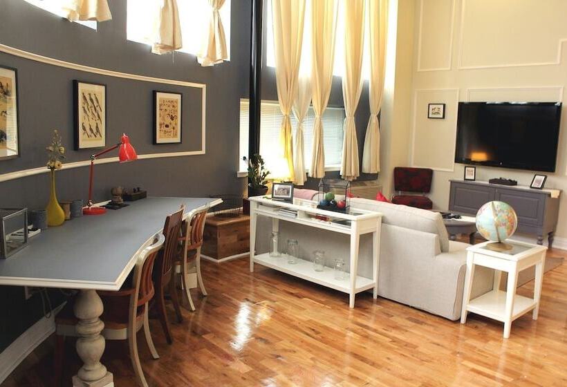 デュプレックス２ベッドルームアパート, The Box House