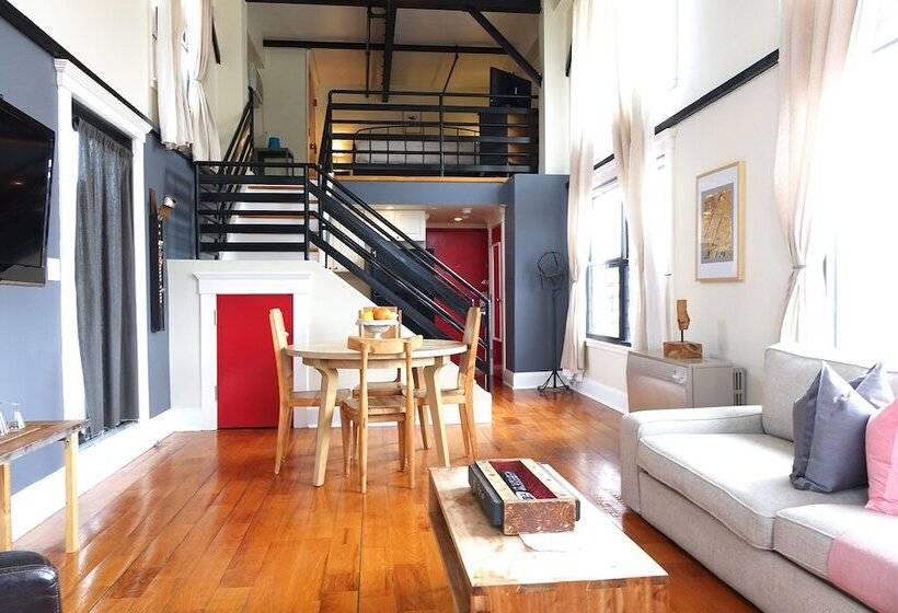 חדר דופלקס, The Box House