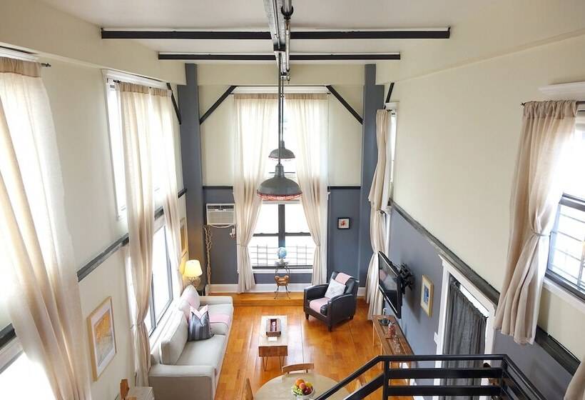 חדר דופלקס, The Box House