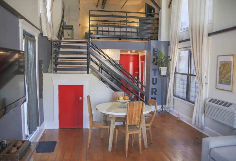 חדר דופלקס, The Box House