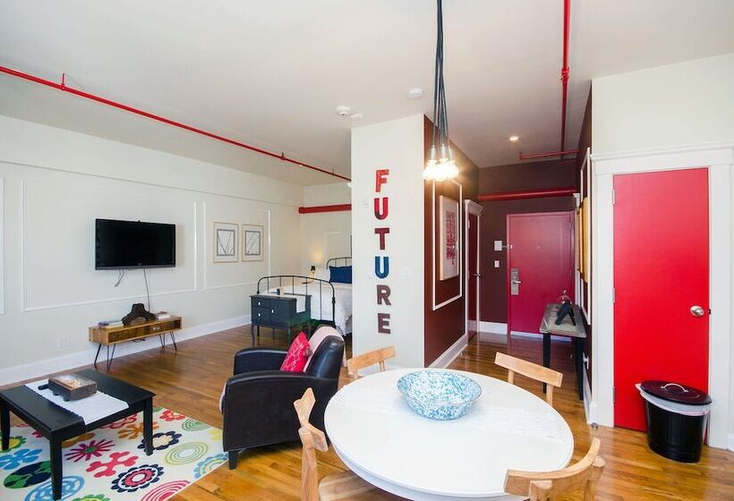 סוויטה עם טרסה, The Box House