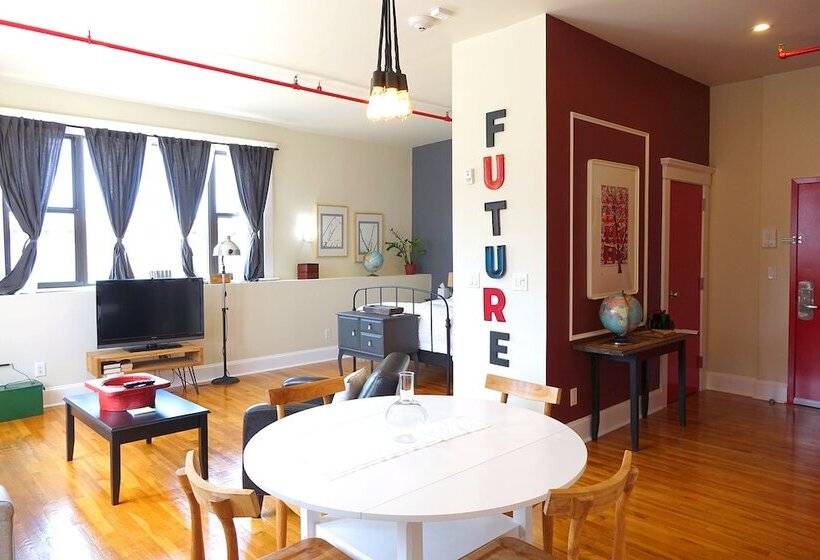 סוויטה עם טרסה, The Box House