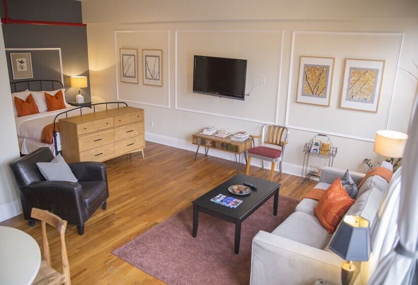 סוויטה עם טרסה, The Box House