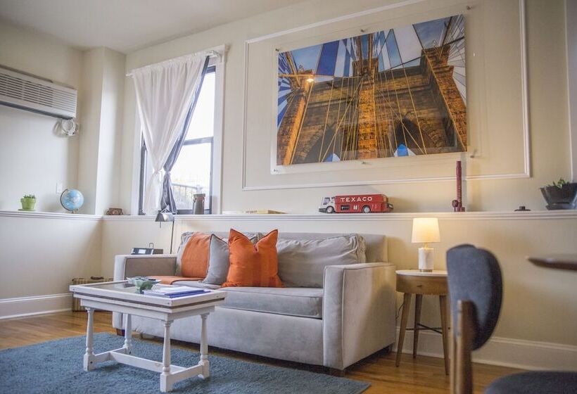 סוויטה עם טרסה, The Box House