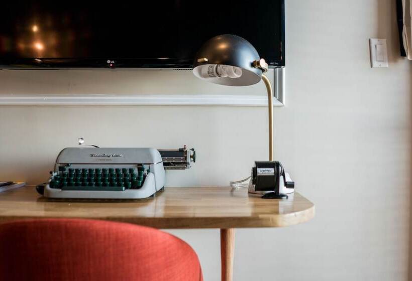 חדר סופריור עם מרפסת, The Box House