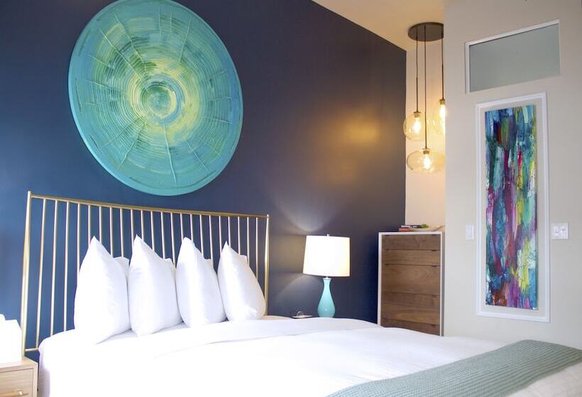 חדר סופריור עם מרפסת, The Box House