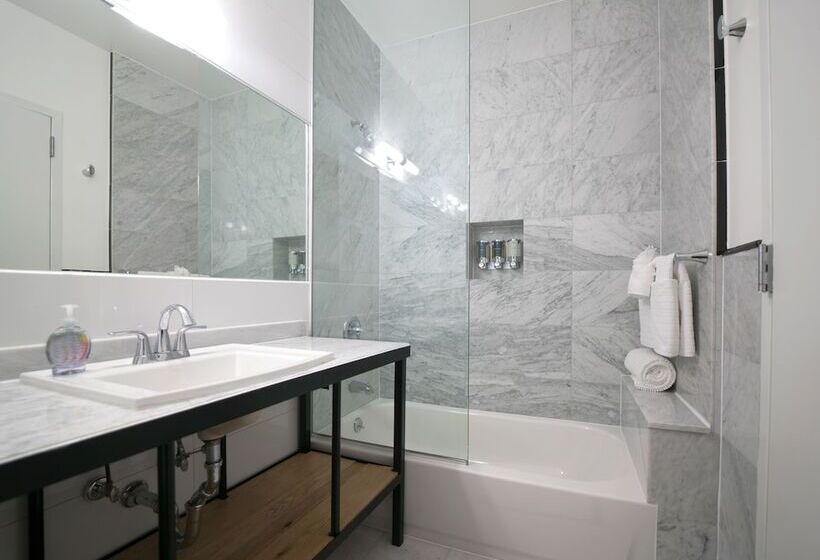 חדר סופריור, The Box House