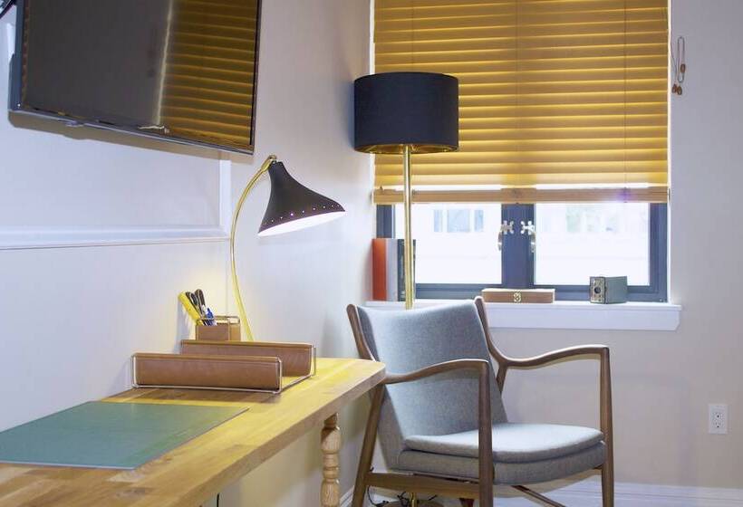 חדר סופריור, The Box House