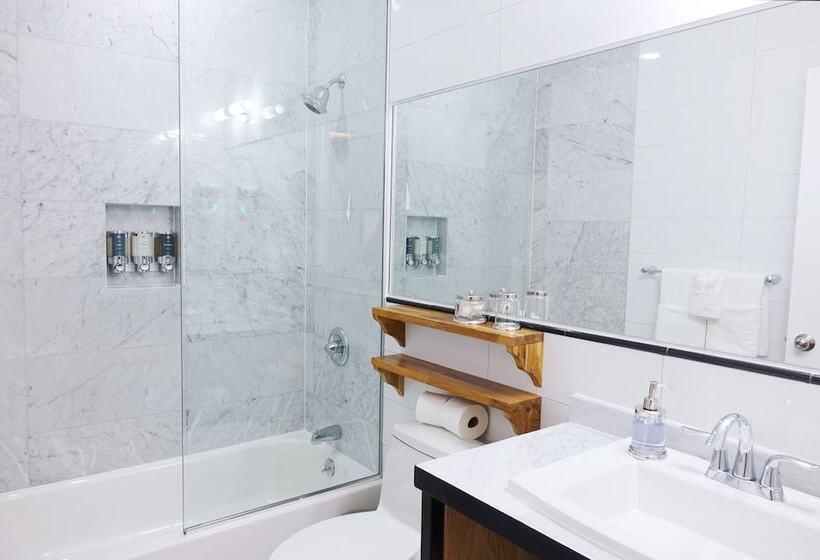 חדר סופריור נוף לעיר, The Box House