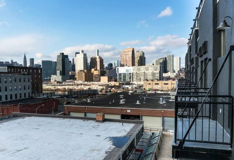 חדר סופריור נוף לעיר, The Box House