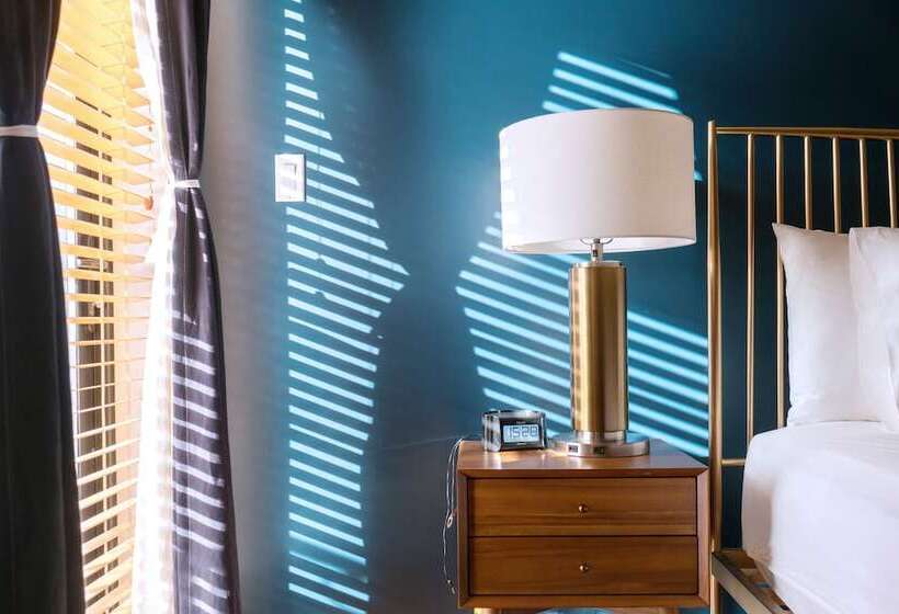 חדר סופריור נוף לעיר, The Box House