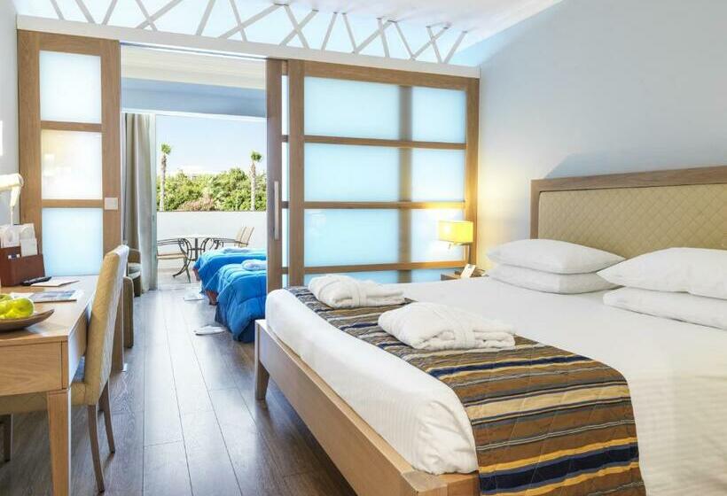 סוויטת ג'וניור משפחתית, Olympic Lagoon Resort Paphos