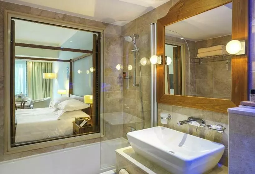 اتاق سوپریور با چشم‌انداز جانبی دریا, Olympic Lagoon Resort Paphos