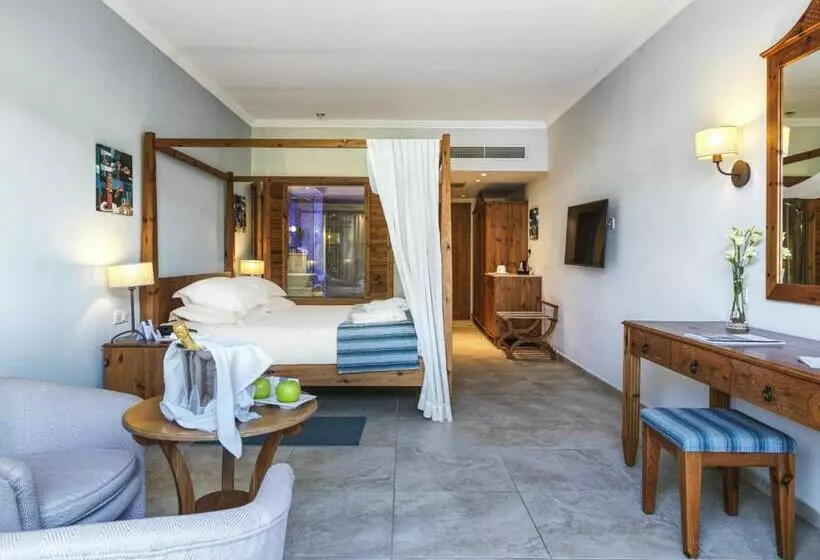 سوئیت جونیور با تراس, Olympic Lagoon Resort Paphos