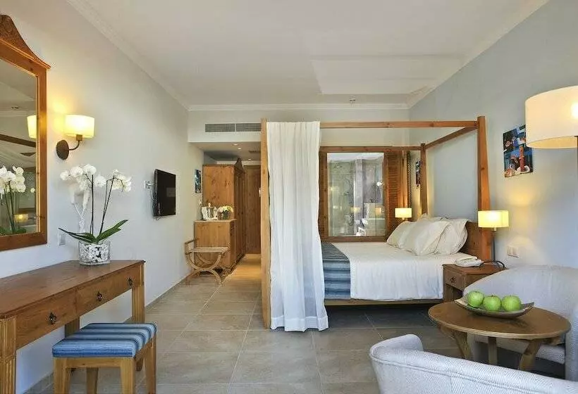 سوئیت جونیور با تراس, Olympic Lagoon Resort Paphos