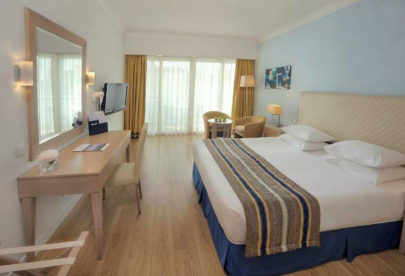 غرفة ديلوكس ذات إطلالة جانبية على البحر, Olympic Lagoon Resort Paphos