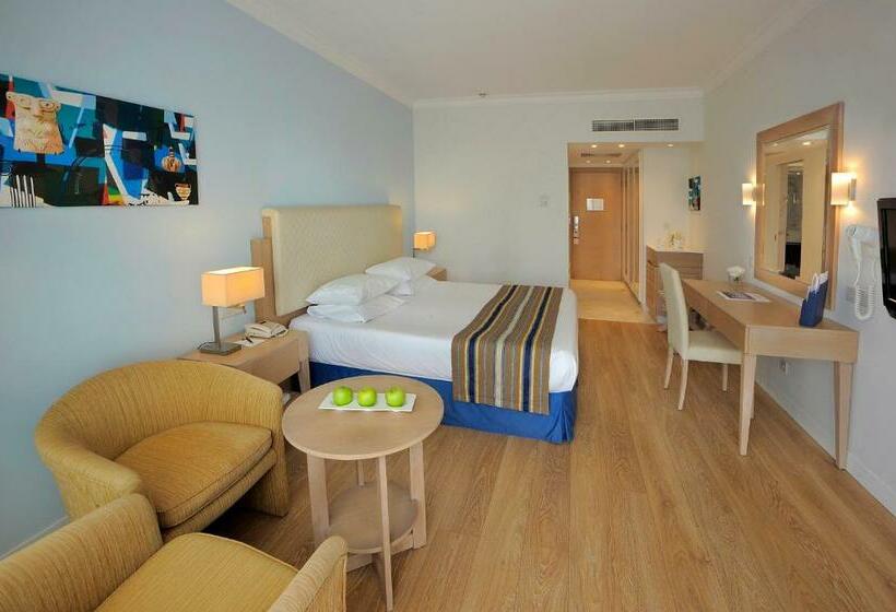 Номер Deluxe Вид на Море Боковой, Olympic Lagoon Resort Paphos