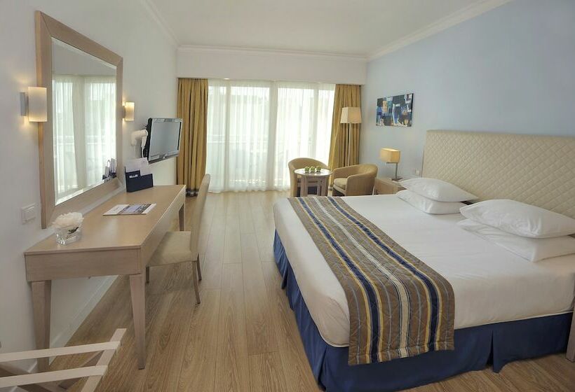 Номер Deluxe Вид на Море Боковой, Olympic Lagoon Resort Paphos