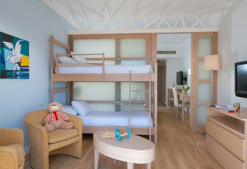 غرفة عائلية مطلّة علي البحر, Olympic Lagoon Resort Paphos