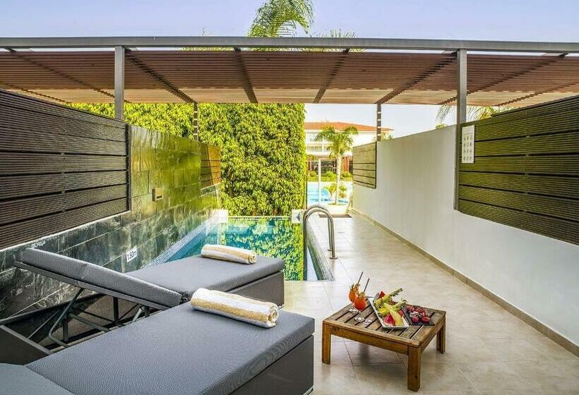 جناح جونيور مزوَّد بحمام سباحة, Olympic Lagoon Resort Paphos