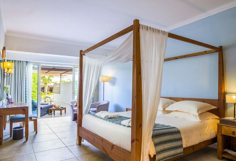 סוויטת ג'וניור עם בריכה, Olympic Lagoon Resort Paphos