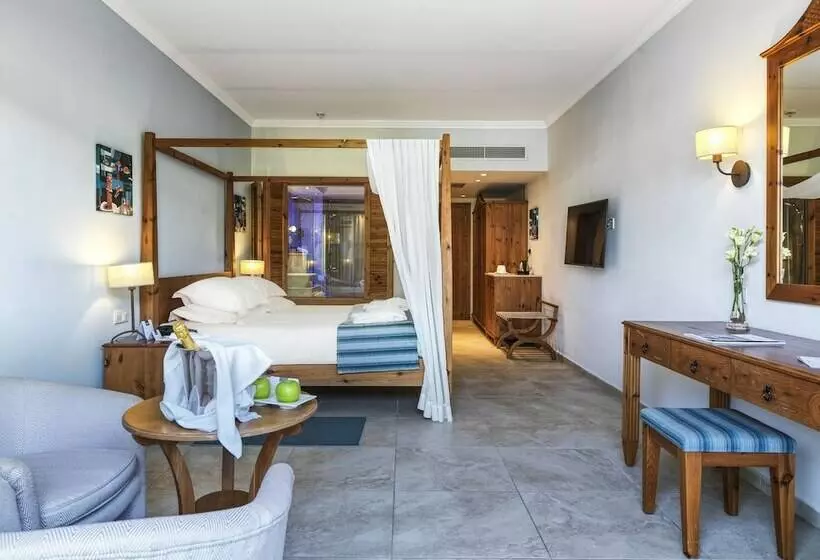 سوئیت جونیور با استخر, Olympic Lagoon Resort Paphos