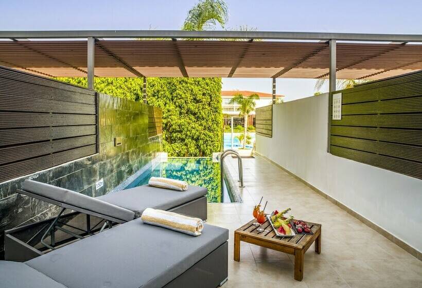 סוויטת ג'וניור עם בריכה, Olympic Lagoon Resort Paphos