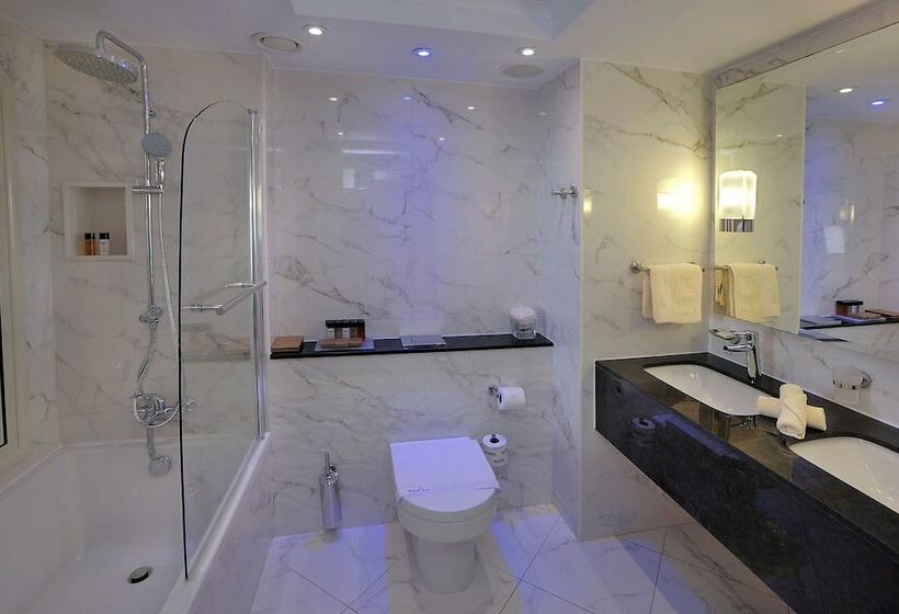 סוויטת ג'וניור עם בריכה, Olympic Lagoon Resort Paphos