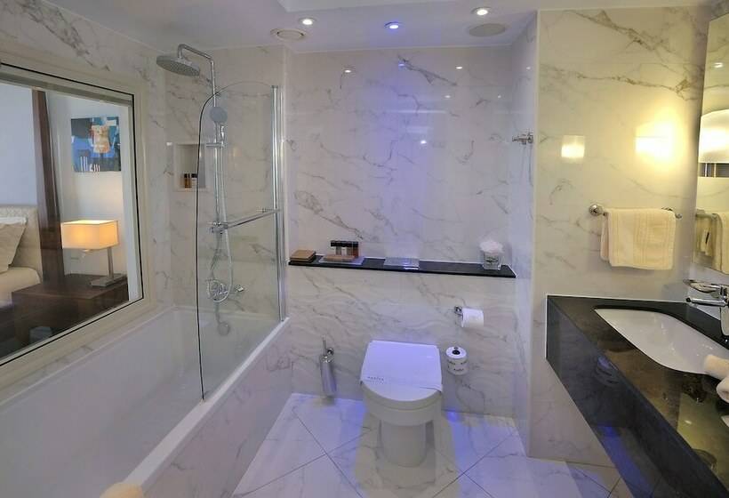 סוויטת ג'וניור עם בריכה, Olympic Lagoon Resort Paphos